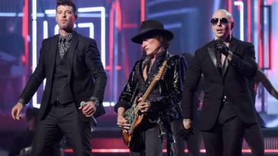 El cubano-estadounidense Pitbull se llevó el lunes el Grammy por mejor álbum rock latino, urbano o contemporáneo por “Dale”.En la foto durante su presentación junto a Robin Thicke y Joe Perry en los Grammy 2016.