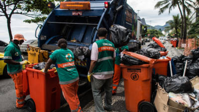 Luego del carnaval de Río de Janeiro, la ciudad está atestada de basura.