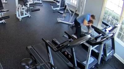 Un video que se ha viralizado en redes sociales muestra a un padre obligando a correr a su hijo de seis años en un gimnasio de Nueva Jersey.