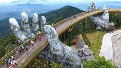 Un espectacular puente, de 150 metros de longitud, que se eleva a 1.400 metros de altitud y sostenido por dos manos gigantes se convirtió en una de las principales atracciones turísticas de Vietnam tras su inauguración en junio pasado.