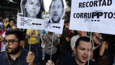 Los españoles protestan contra la corrupción en la política de su país.