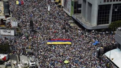 Miles de venezolanos salieron a las calles. AFP