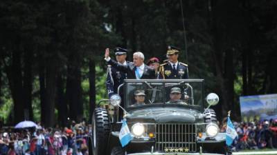 El Ejército guatemalteco prometió lealtad al mandatario Otto Pérez en medio de la inestabilidad política que azota al país.