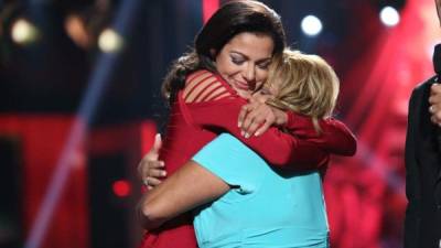 El momento más emotivo de la gala fue cuando la hondureña Nathalia Casco abrazó a su madre Judith.