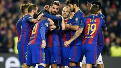 El delantero turco del Barcelona, ​​Arda Turan celebra con sus compañeros de equipo tras marcar el tercer gol al Borussia Moenchengladbach en el Camp Nou de Barcelona.