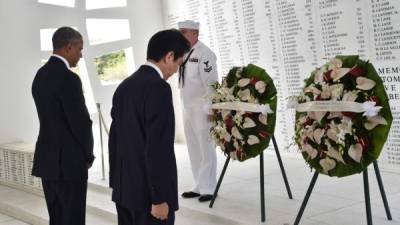 Ambos líderes depositaron una ofrenda floral en el sitio que rinde memoria a los 1,777 caídos en 1941. Fotos: AFP/Nicholas Kamm