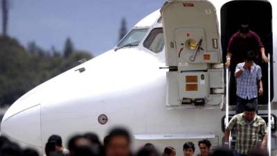 Este viernes arribó un vuelo con 82 hondureños inmigrantes al aeropuerto Ramón Villeda Morales de San Pedro Sula, zona norte de Hoduras. Imagen de archivo La Prensa.
