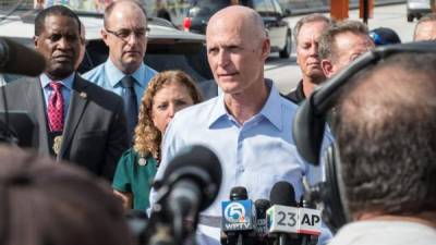 En la imagen, el gobernador de la Florida, Rick Scott (c). EFE/Archivo