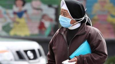 Una persona con mascarilla camina este jueves, por una calle de Quito, Ecuador. EFE/ José Jácome