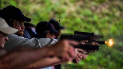 Las violentas protestas contra el racismo, la creciente angustia por la pandemia y el tenso clima político previo a las elecciones de noviembre próximo han disparado la venta de armas en Estados Unidos.