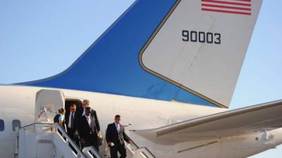 Los miembros de la misión estadounidense que acompaña el secretario de Estado estadounidense, John Kerry llegan en el aeropuerto internacional José Martí en La Habana el 14 de agosto de 2015.