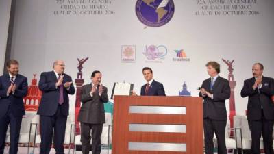 Ejecutivos de la Sociedad Interamericana de Prensa (SIP) junto al presidente de México, Enrique Peña Nieto, quien muestra su firma en apoyo a la Declaración de Chapultepec.