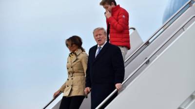 Trump y Melania a su regreso a Washington, después de haber pasado un fin de semana en Florida. AFP