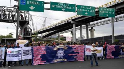 Los agentes formaron una barrera que impedía el paso hacia la Terminal 2 del aeropuerto de la capital mexicana.