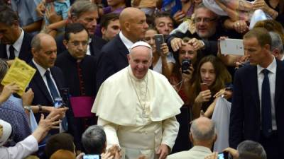 Papa Francisco es recibido por los recién casados durante una audiencia general en la sala Pablo VI del Vaticano el 5 de agosto de 2015.