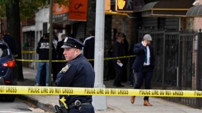Los oficiales de policía de Nueva York aseguraron una escena del crimen fuera de un club después de un tiroteo en Brooklyn.