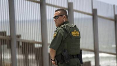 CAL100. SAN DIEGO (CA, EE.UU.), 07/05/2018. Un agente de la Patrulla Fronteriza de Estados Unidos presta servicio cerca del punto de control secundario durante una conferencia de prensa del fiscal general Jedd Sessions en la valla fronteriza entre los Estados Unidos y México hoy, lunes 7 de mayo de 2018, en San Diego, California (EE.UU.). Sessions anunció que las autoridades judiciales de Estados Unidos enjuiciarán a todos los inmigrantes que crucen ilegalmente la frontera y, en caso de estar acompañados de menores, les separará de ellos. EFE/David Maung