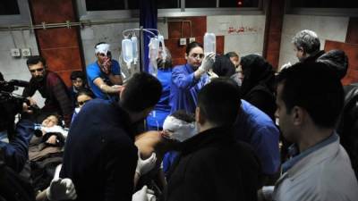 Víctimas de los atentados del domingo reciben atención médica en un hospital de Damasco. Foto: Efe