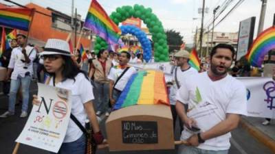 En una manifestación pacífica, que finalizó en el sector céntrico de Tegucigalpa, los activistas de la comunidad LGTB exigieron al Gobierno crear nuevas políticas que les permitan gozar de sus derechos humanos. AFP