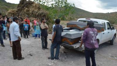 Habitantes de la comunidad de comunidad de Quetzacoatlán, en el municipio de Zitlala del sureño estado mexicano de Guerrero, levantan los cuerpos de seis personas, incluyendo a una mujer y un menor de edad, que fueron encontrados en un camino rural. EFE