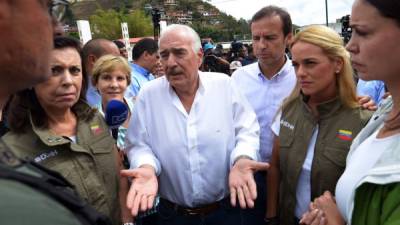 Pastrana y Quiroga junto a la esposa de López, Lilian Tintori, dialogan con un portavoz de las fuerzas bolivarianas, tras impedirsele la entrada al penal de Ramo Verde.