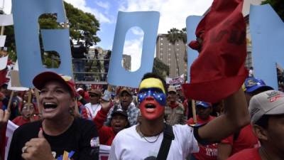 Manifestantes oficialistas participan en una concentración en apoyo del Gobierno de Nicolás Maduro y contra las recientes decisiones tomadas por Estados Unidos frente a Venezuela. AFP