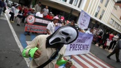 Sindicatos de trabajadores encabezan la marcha del Día de la Revolución en Guatemala hoy, jueves 20 de octubre de 2016, en Ciudad de Guatemala (Guatemala).