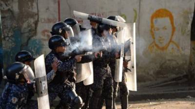 La tensión impera en Venezuela tras registrarse violentas protestas en Caracas luego del alzamiento el lunes de 27 militares que robaron armas y se atrincheraron en un destacamento antes de ser detenidos.