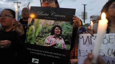Una mujer marcha con la imagen de la líder indígena hondureña Berta Cáceres en una manifestación en conmemoración del Día Internacional de la Mujer. AFP