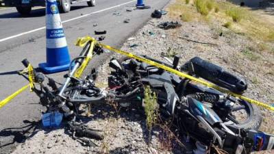 Las dos personas que iban en la motocicleta murieron en el lugar.