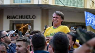 El candidato ultraderechista Jair Bolsonaro al momento de ser apuñalado durante un mitin el pasado jueves 6 de septiembre de 2018, en Juiz de Fora, estado de Minas Gerais (Brasil). EFE/Raysa Leite