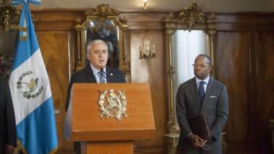 El presidente guatemalteco, Otto Pérez, brindó hoy un discurso junto al embajador estadounidense en ese país, Todd Robinson.