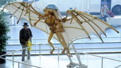 Fotografía facilitada por Aeroporti di Roma, de una de las cinco máquinas que el genio italiano Leonardo Da Vinci ideó con la intención de que el hombre pudiera volar, que se exponen a escala real en la muestra titulada 'Le ali di Leonardo. Il Genio e il Volo' ('Las alas de Leonardo. El genio y el vuelo') en el aeropuerto romano de Fiumicino desde hoy, el día en el que se conmemora el 500 aniversario de su muerte en Francia. EFE