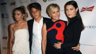 Gigi, Anwar y Bella junto a su madre Yolanda Foster.