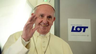 El papa Francisco durante una conferencia de prensa en el avión después de su visita a Cracovia para la JMJ. AFP