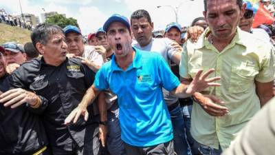 El líder opositor Henrique Capriles participando en una marcha de protesta contra el gobierno de Nicolás Maduro.