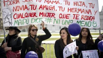 Miles de mujeres salieron a las calles en Argentina para exigir un alto a los femicidios.