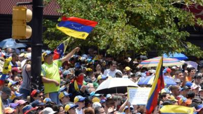 Una multitudinaria manifestación recorre las calles de la capital venezolana.