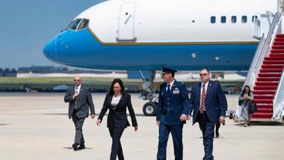 Harris parte de su comitiva, tras atterrizar en la base aérea de Andrews, en el estado de Maryland.