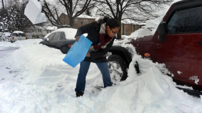 La población está limpiando sus hogares por las acumulaciones de nieve.