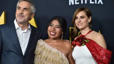 Yalitza Aparicio (c) junto al director Alfonso Cuarón (i) y la actriz Marina de Tavira (d). Foto archivo AFP.