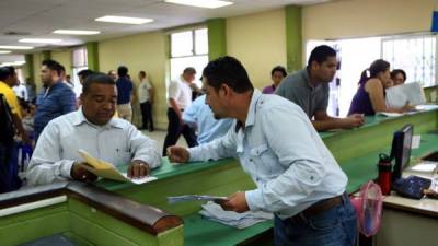 Usuarios hacen fila en la oficina de la DEI.