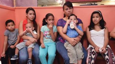Lena Claudeth Alemán Molina junto a sus seis hijos, en Miami, mientras espera la respuesta a la solicitud de asilo. Foto tomada de diariolasamericas.com