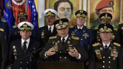 El jefe de las Fuerzas Armadas de Venezuela, Vladimir Padrino, brindó una conferencia de prensa para expresar su apoyo a Maduro./AFP.