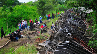 Los restos de La Bestia que se descarriló al sur de México. Foto: Excélsior