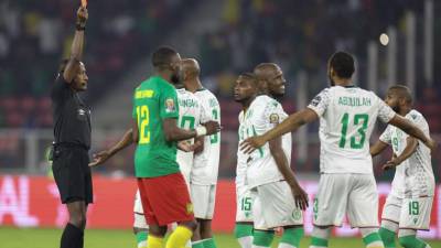 Camerún sufrió para poder superar a una Comoras que jugó con doce bajas y con un hombre menos desde los siete minutos por una expulsión.