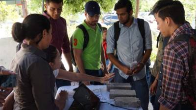 Estudiantes en una feria de emprendedores realizada por una universidad de San Pedro Sula.