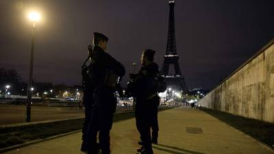 Fuerzas de seguridad francesas continúan los operativos tras los atentados que dejaron 129 muertos el viernes.