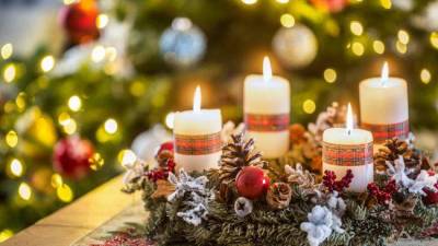 Convierte tus velas en lindos adornos navideños.