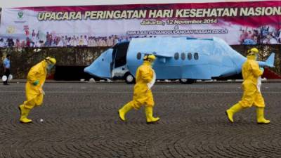 Trabajadores sanitarios en Indonesia realizan un simulacro para evacuar a un paciente contagiado de ébola.